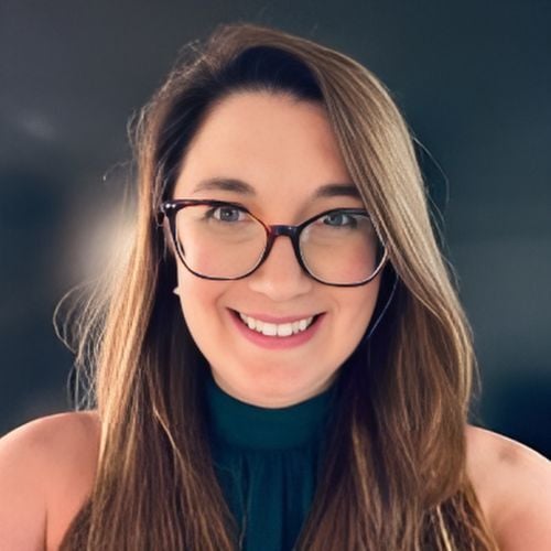 Sara Weed Headshot